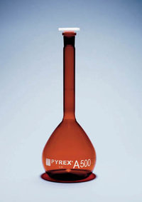 Matraz aforado de vidrio de borosilicato ámbar de Clase A Pyrex&trade; Capacidad:1000mL. 